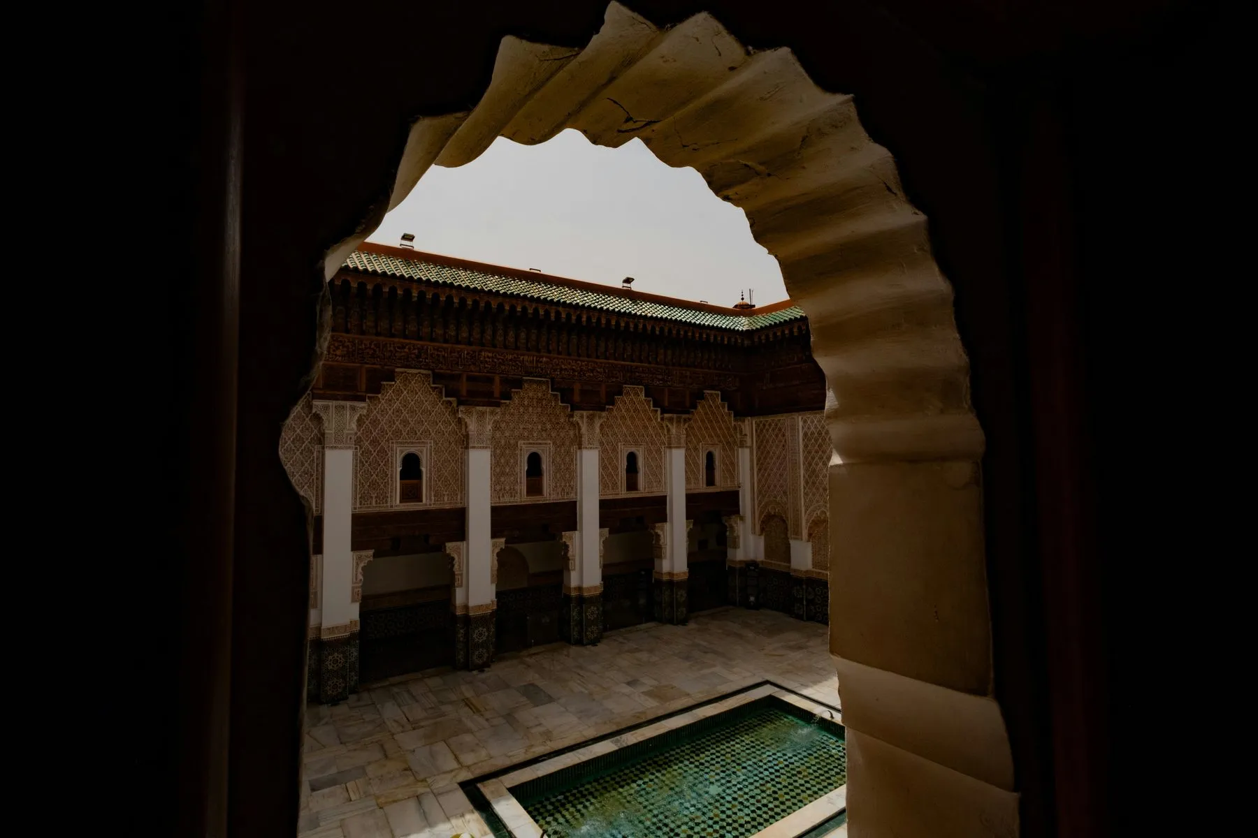 Cour intérieure d'un riad à Marrakech, arcades et bassin